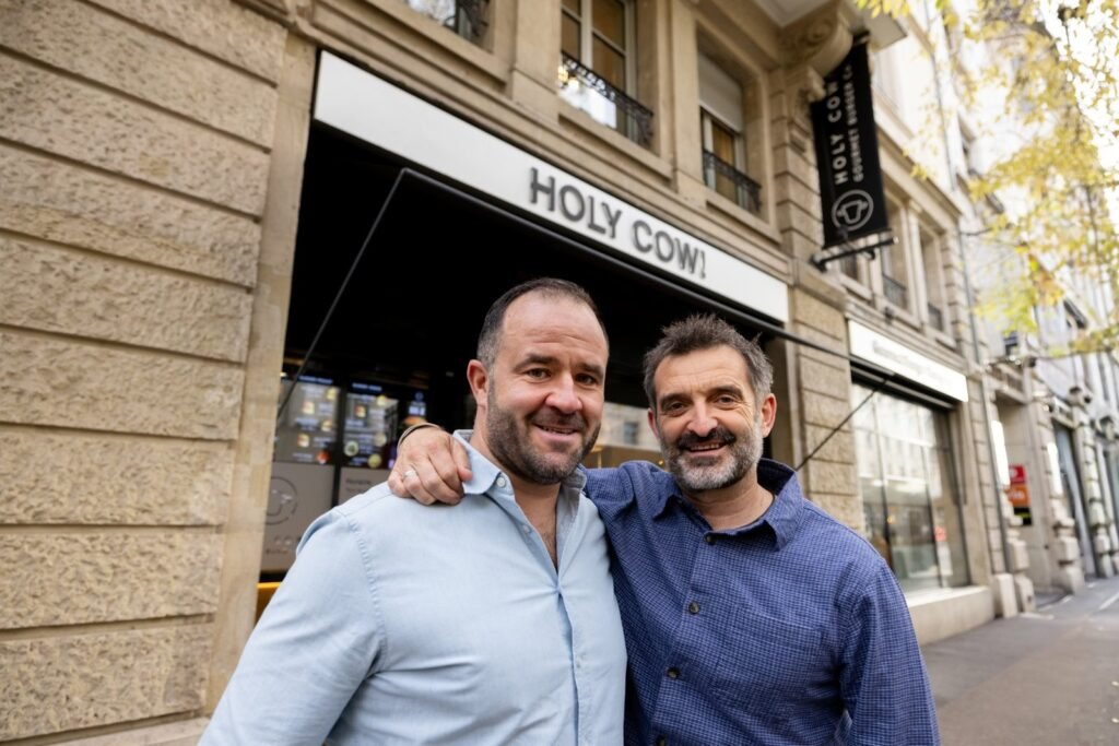 Deutsch- und Westschweizer sind sich endlich einig…über einen Burger: Der Röstigraben bleibt bei Holy Cow! auf der Speisekarte!