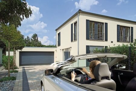Hörmann Garagentorantriebe vereinen Komfort, Sicherheit und Smart-Home-Anbindung Hörmann Garagentorantrieb – bequeme Bedienung per Handsender.
