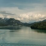 Blick über den Fuschlsee auf die Berge des Salzkammerguts