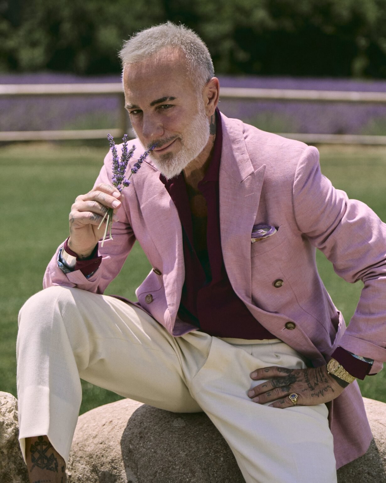Massgeschneidert per Algorithmus: Hockerty und der Look von Vacchi Gianluca Vacchi im hellrosa Leinen-Zweireiher von Hockerty am Lavendelfeld
