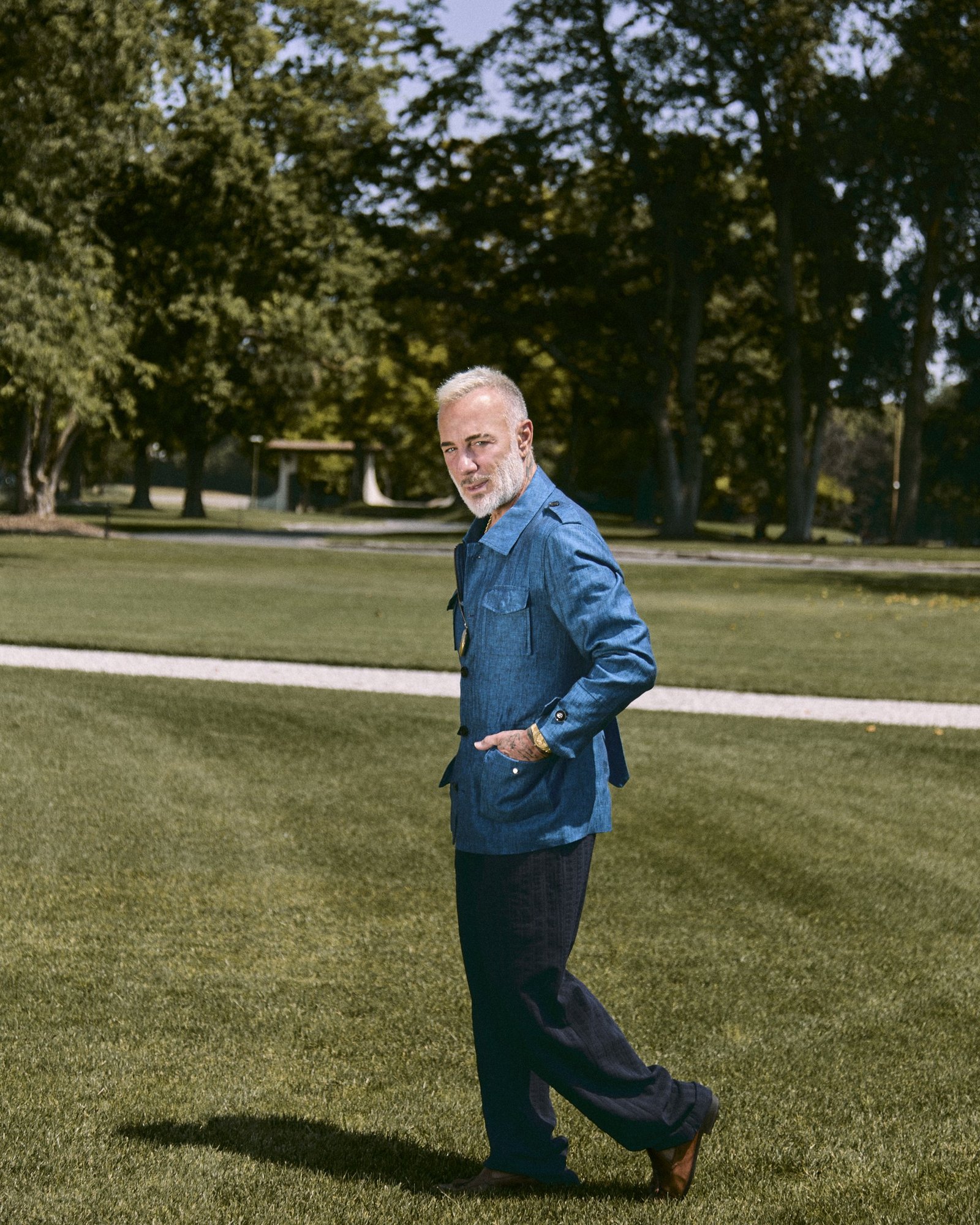 Gianluca Vacchi trägt die blaue Leinen-Field-Jacket von Hockerty