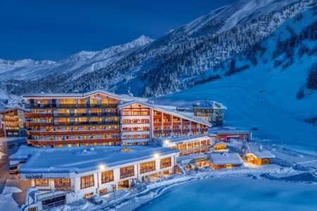 Wintersaison ab Mitte November: Hochfirst – The Luxury Mountain Resort in Obergurgl Hochfirst – The Luxury Mountain Resort in Obergurgl, direkt an der Piste im Schnee.